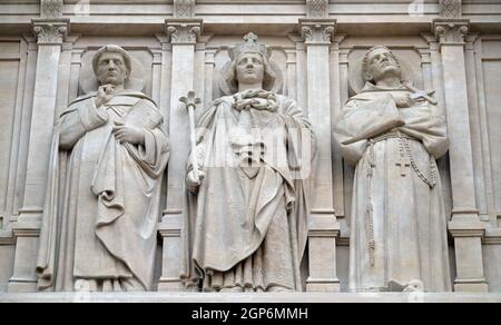 Heiligen Dominikus, Louis und Franz von Assisi, Statue auf der Fassade des Heiligen Augustinus Kirche in Paris, Frankreich Stockfoto