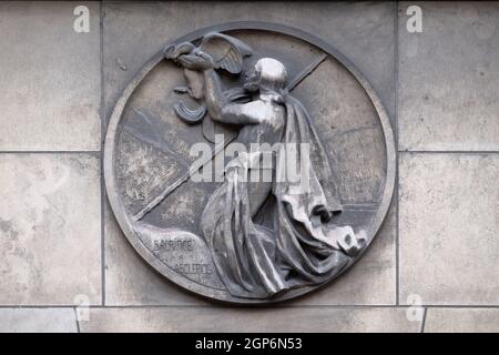 Opfer, Asklepios, Gott der Medizin in der antiken griechischen Religion und Mythologie. Stein Relief am Gebäude der Faculte de Medizin Paris, Frankreich Stockfoto