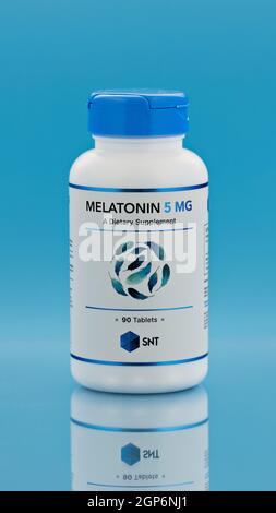 Melatonin Tabletten im Glas. Nahrungsergänzungsmittel redaktionelles Foto Stockfoto