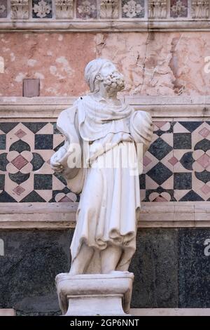 Statue des Propheten zugeschrieben Andrea Pisano, Portal an der Seitenwand der Cattedrale di Santa Maria del Fiore (Kathedrale der Heiligen Maria der Blume), Stockfoto