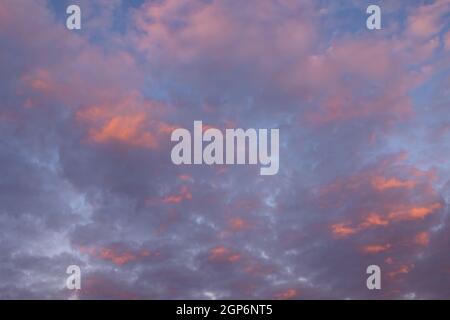 Blauer Himmel mit Wolken im Abendlicht Stockfoto