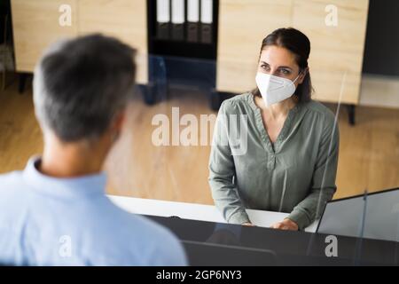 Rezeptionstresen Mit Gesichtsmaske Stockfoto