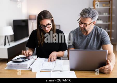 Paar Tun Steuern Und Familienbudget Auf Computer Stockfoto