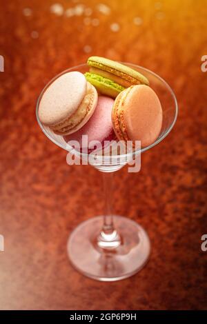 Viele leckere bunte Macaron in martini-Glas, Französisch Dessert-Konzept Stockfoto