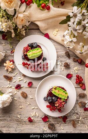 Flaches Lay von Mini runden Käsekuchen mit halb Macaron verziert Stockfoto