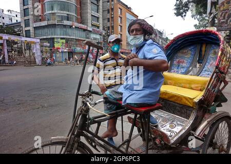 Ein behinderter Rikscha-Fahrer beim Lockdown. Das Land hatte mehrere Sperren, um die Ausbreitung des Coronavirus einzudämmen. Dhaka, Bangladesch. Stockfoto