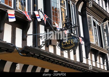 TUDOR Gothic Fachwerkhaus, Fassade mit Freischwinger, Stokes High Bridge Cafe, Altstadt, Lincoln, Lincolnshire, East Midlands, England, Vereinigte Staaten Stockfoto