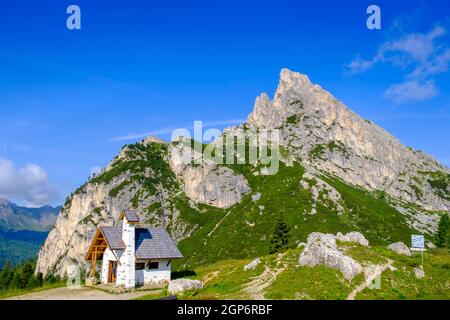 Kapelle am Passo Falzarego, Falzares, hinter SAS de Stria, Hexenstein, Belluno, Dolomiten, Venetien, Italien Stockfoto