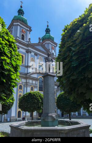 Stiftsbasilika, Kloster Waldsassen, Gründungsjahr 1133, davor Brunnenfigur von Markgraf Diepold III, Waldsassen, Oberpfalz Stockfoto