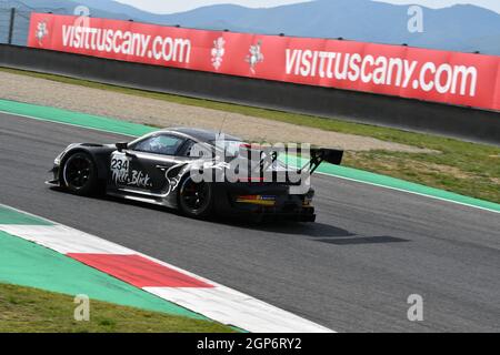 Mugello Circuit, Italien - 23. September 2021: Porsche 911 GT3 R im Einsatz auf dem Mugello Circuit während des Porsche Sport Cup Suisse Event 2021 von unknow gefahren Stockfoto