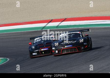 Mugello Circuit, Italien - 23. September 2021: Porsche 911 GT3 R im Einsatz auf dem Mugello Circuit während des Porsche Sport Cup Suisse Event 2021 von unknow gefahren Stockfoto