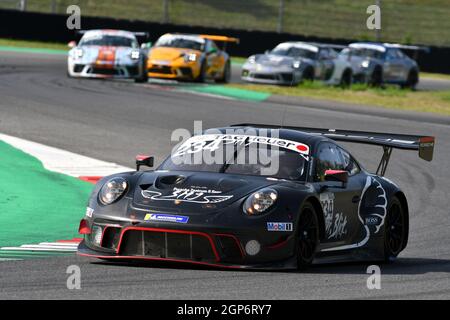 Mugello Circuit, Italien - 23. September 2021: Porsche 911 GT3 R im Einsatz auf dem Mugello Circuit während des Porsche Sport Cup Suisse Event 2021 von unknow gefahren Stockfoto