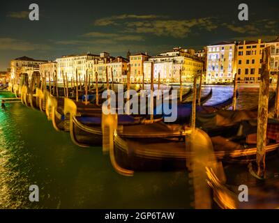 Gondeln vor historischen Hausfassaden im Canale Grande bei Nacht, Venedig, Venetien, Italien Stockfoto