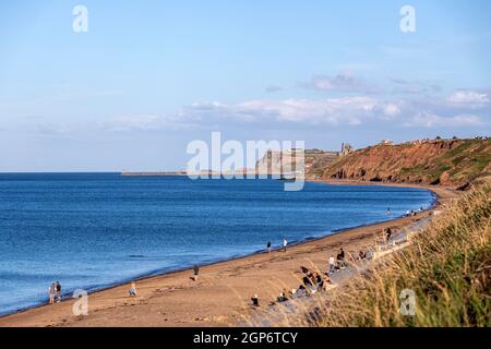 Beach in Sandsend ist ein kleines Fischerdorf, in der Nähe von Whitby im Scarborough-Distrikt von North Yorkshire, England Stockfoto