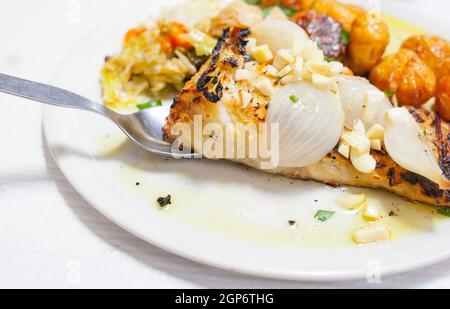 Gerösteter Kabeljau mit Kartoffeln oder Bacalhau a Bras. Traditionelle portugiesische Küche Stockfoto