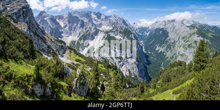 Blick ins Reintal und auf die Gipfel des Wettersteingebirges, links Hochwanner und Hinterreintalschrofen, rechts Gipfel des Stockfoto