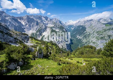 Blick ins Reintal und auf die Gipfel des Wettersteingebirges, links Hochwanner und Hinterreintalschrofen, rechts Gipfel des Stockfoto