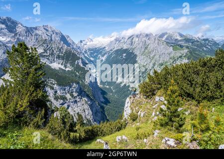 Wanderer in die Ferne schauen, Blick ins Reintal, im Hintergrund Gipfel der Zugspitze und Alpspitze mit Zugspitzplatt, wandern Stockfoto