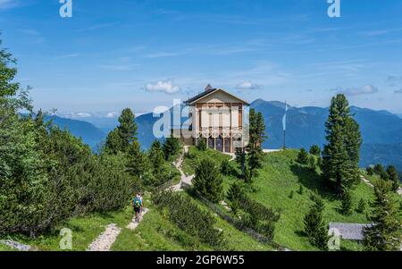 Schachenhaus mit Bergpanorama, Schachenschloss, Königshaus am Schachen, Wanderer auf einem Wanderweg, Wettersteingebirge, Garmisch Stockfoto