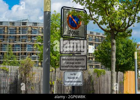 DESSAU - 05. AUGUST 2018: Umwelt, Glasfassade und Eingangsbereich des Umweltbundesamtes in Dessau Stockfoto