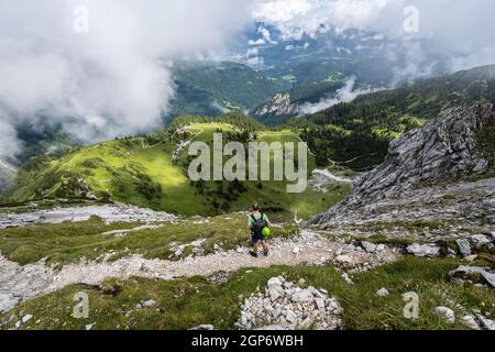 Wanderer auf dem Wanderweg zur Meilerhütte, Blick auf Königshaus am Schachen und Schachenhaus, Frauenalpl, Wettersteingebirge, Bayern, Deutschland Stockfoto