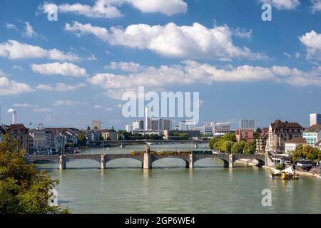 Blick über den Rhein und die Mittelbrücke, Basel Schweiz Stockfoto