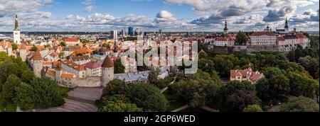 Stadtmauer, Revaler Stadtbefestigung, Tallinna linnamueuer mit Wandtürmen und Olai-Kirche, daneben Regierungssitz Stenbock-Haus, Eesti Stockfoto