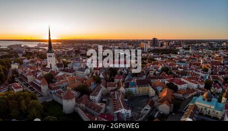 Altstadt mit Olai-Kirche, Reval City Befestigungsanlagen und Maustürme, Luftaussicht, Tallinn, Estland Stockfoto