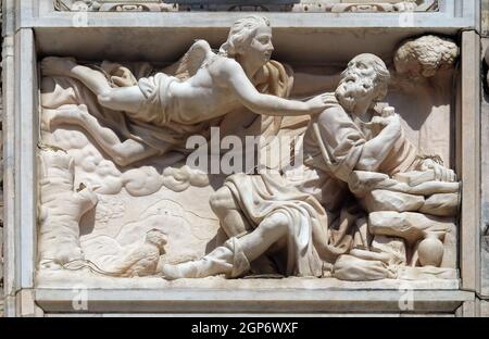 Elia in der Wüste, Marmor Relief auf der Fassade der Mailänder Dom, Duomo di Santa Maria Nascente, Mailand, Lombardei, Italien Stockfoto