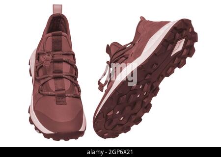 Braune Schuhe von Mans. Nahaufnahme von einem Paar rot-braunen Sneakers oder Sportschuhen isoliert auf weißem Hintergrund. Elegante und trendige Herrenschuhe. Makro. Stockfoto