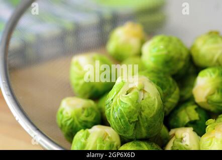 Haufen von frischen grünen rosenkohl in Sieb. Stockfoto