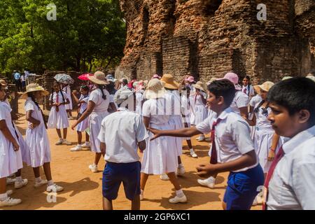 POLONNARUWA, SRI LANKA - 22. JULI 2016: Kinder in Schuluniformen besuchen die antike Stadt Polonnaruwa, Sri Lanka Stockfoto