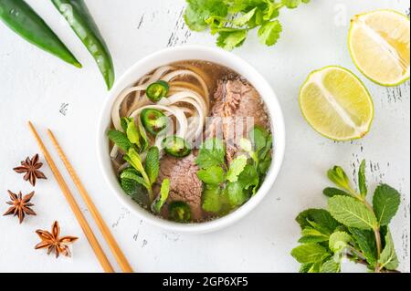 Schüssel vietnamesische Suppe Rindfleisch Pho (Pho bo) Stockfoto