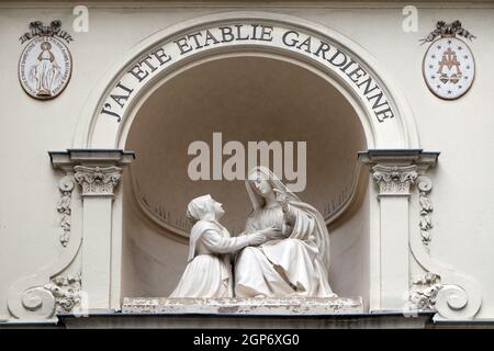 Statue des Hl. Katharina und die Jungfrau Maria außerhalb der Chapelle Notre Dame de la Medaille Miraculeuse in Paris, Frankreich Stockfoto