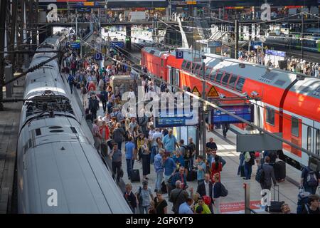 Züge, Passagiere, Bahnsteig, Bahnhofsgebäude, Hauptbahnhof, Hamburg, Deutschland Stockfoto