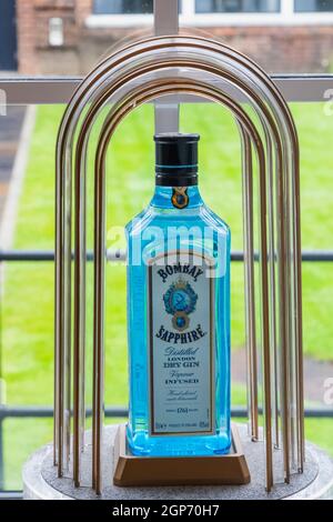 England, Hampshire, Laverton, Bombay Sapphire Gin Distillery, Ausstellungen von Bombay Sapphire Gin Flaschen Stockfoto