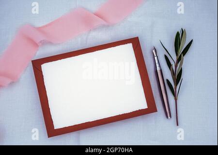 Grußwort, Hochzeit oder Glückwünsche Briefpapier Mockup. Flach liegend, Draufsicht, Kopierbereich. Stockfoto