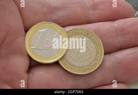 Euro-Münze und Türkische Lira-Münze Stockfoto