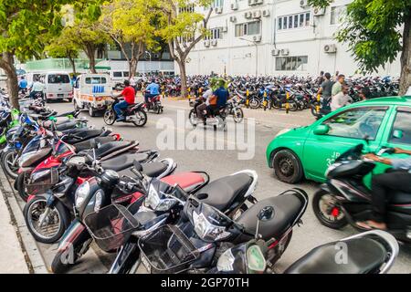 MALE, MALEDIVEN - 11. JULI 2016: Verkehr auf der Boduthakurufaanu Magu Straße in Male Stockfoto