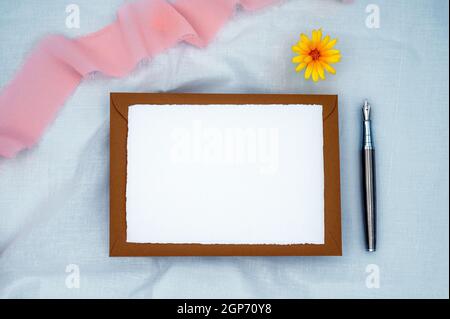 Grußwort, Hochzeit oder Glückwünsche Briefpapier Sommer mockup. Flach liegend, Draufsicht, Kopierbereich. Stockfoto