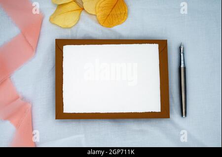 Grußwort, Hochzeit oder Glückwünsche Briefpapier Herbst mockup. Flach liegend, Draufsicht, Kopierbereich. Stockfoto