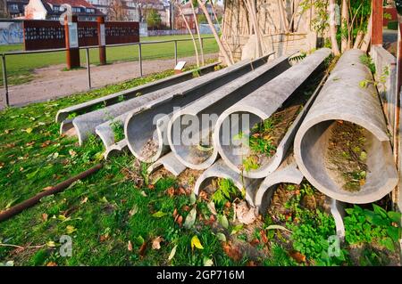 Blick auf ausrangierte Betonteile der ehemaligen Berliner Mauer im Mauerdenkmal in Berlin Mitte im November 2011. Stockfoto