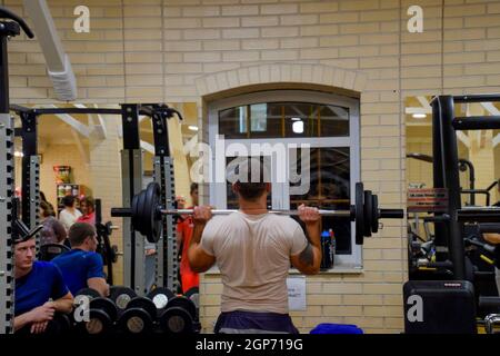 Stanica Poltavskaya, Russland - Dezember 26, 2016: Fitness Halle Stan. Cross Match Konkurrenzen zu den Geburtstag des Gym gewidmet. Turnhalle im Dorf Stockfoto