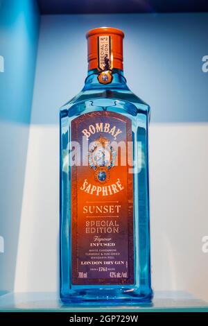 England, Hampshire, Laverton, Bombay Sapphire Gin Distillery, Ausstellungen von Bombay Sapphire Gin Flaschen Stockfoto