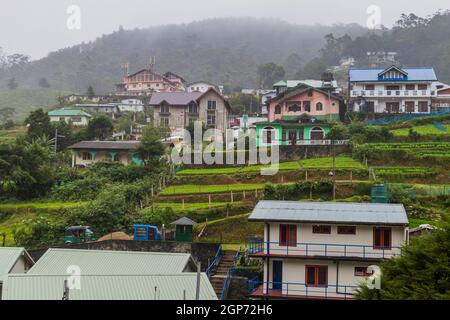 Häuser auf einem Hang in Nuwara Eliya Stadt, Sri Lanka Stockfoto