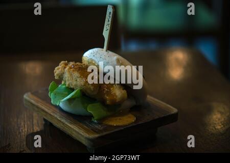 Hirata-Brötchen mit selektivem Fokus. Traditionelles japanisches Essen. Asiatische Küche aus gedünsteten Brötchen mit Salat und leckeren herzhaften Füllungen gefüllt, Sandw Stockfoto