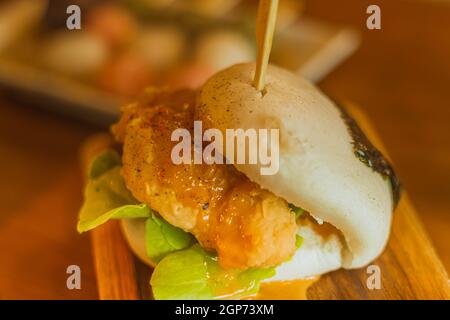 Hirata-Brötchen mit selektivem Fokus. Traditionelles japanisches Essen. Asiatische Küche aus gedünsteten Brötchen mit Salat und leckeren herzhaften Füllungen gefüllt, Sandw Stockfoto