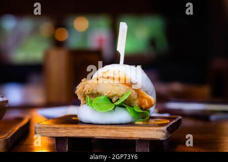 Hirata-Brötchen mit selektivem Fokus. Traditionelles japanisches Essen. Asiatische Küche aus gedünsteten Brötchen mit Salat und leckeren herzhaften Füllungen gefüllt, Sandw Stockfoto
