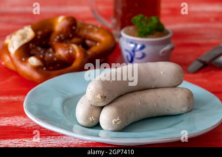 bayerische Weißwurst auf rotem Hintergrund Stockfoto