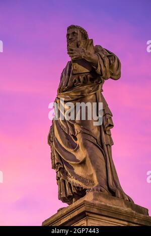 Statue des heiligen Paulus auf der Ponte Sant Angelo in Rom, Italien bei Sonnenuntergang Stockfoto